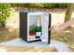 Réfrigérateur portatif posé sur une table de camping