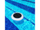 Mise en situation de l'ioniseur solaire rond d'eau dans une piscine à l'eau bleue transparent