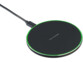 Zoom sur la plaque de chargement par induction Qi ronde coloris noir branchée à un câble de chargement USB