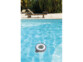 Mise en situation d'un thermomètre PT-310 mesurant la température de l'eau d'une piscine extérieure un jour de soleil