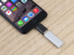adaptateur OTG USB 3.0 femelle vers Lightning en aluminium mise en situation avec un iPhone et une clés USB branchés