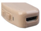 Gros plan sur le port de chargement USB-C du boîtier beige brillant de l'aide auditive avec bouton de réglage du volume sonore sur le côté