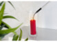 Allumage d'une longue bougie rouge dans son photophore transparent avec le briquet télescopique et son arc électrique