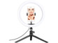 Anneau de lumière LED réglable Somikon de face sur trépied rotatif 360° avec smartphone allumé sur le haut du corps d'une femme et câble d'alimentation branché