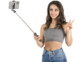 Perche à selfie et trépied pour smartphone avec déclencheur bluetooth vue trepied déplié avec smartphone et mannequin