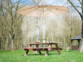 Brume diffusée sous un parasol au-dessus d'une table de pique-nique en pleine nature
