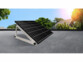 Panneau solaire TOPCon installé sur support métallique incliné sur le toit d'une habitation pendant un jour ensoleillé