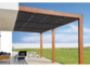Plusieurs panneaux solaires double face installé sur le toit d'une véranda extérieure couvrant la terrasse dallée d'une maison moderne