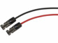 Gros plans sur les fiches compatibles MC4 des câbles de rallonge rouge et noir