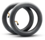 Kit de 2 chambres à air noires Urban Prime avec valves coudées dorées et bouchons noirs, fond blanc
