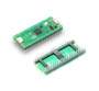 Deux vues d’une carte Raspberry Pi Pico verte avec broches, dessus et dessous, sur fond blanc
