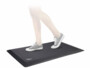 Tapis anti-fatigue pour poste de travail debout mis en situation avec personne dessus