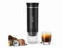 Machine à expresso nomade rechargeable avec tasse et différents types de café
