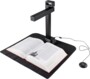 Scanner IRIScan Desk noir avec livre ouvert bordeaux sur tapis et télécommande ronde