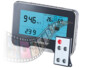 Caméra de surveillance Full HD design station météo avec détection de mouvement mise en situation sur un bureau avec sa télécommande