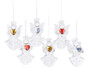 Six anges décoratifs en verre transparent suspendus à des fils invisibles, chacun orné d’un cœur en cristal facetté (rouge, bleu ou doré)