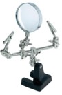 Troisième main avec loupe