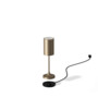 Lampe avec abat-jour sans fil coloris champagne brossé en lévitation au-dessus de sa base chargement filaire secteur