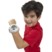 Mise en situation d'un enfant en t-shirt rouge portant la montre parlante Yo-Kai Watch avec 1 médaillon inséré, montre alimentée par 3 piles LR44, avec lanière réglable