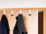 Veste et pull accrochés à l'arrière d'une porte à l'aide de crochets utilisables individuellement