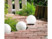 Mise en situation de plusieurs boules lumineuses placées le long d'une allée de jardin en enfilade