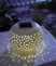 Lampe avec batterie coloris blanc allumée au crépuscule d'une lumière blanc chaud agréable par le biais du capteur de luminosité