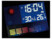 Écran LCD du réveil avec affichage de l'heure, de la date, de la température en degrés Celsius, de l'humidité de l'air et de la tendance des températures