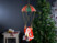 Père Noël avec parachute rouge, vert et or descendant du plafond