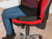 Personne assise sur un coussin à mémoire de forme sur une chaise de bureau