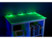 Mise en situation de l'éclairage d'une table/étagère de bureau en LED vert, avec 6 pinces LED RVB fixées sur 2 côtés du meuble, 3 sur chacun des 2 côtés, avec éclairage ambiant éteint