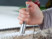 Utilisation à une main d'un mini moulin à épices, sel et poivre sur le plan de travail d'une cuisine