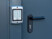 Clavier de système d'alarme factice avec voyant rouge fixé à côté d'une porte d'entrée