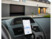 vue dun smartphone avec l'application de la commande de porte connectée devant un garage