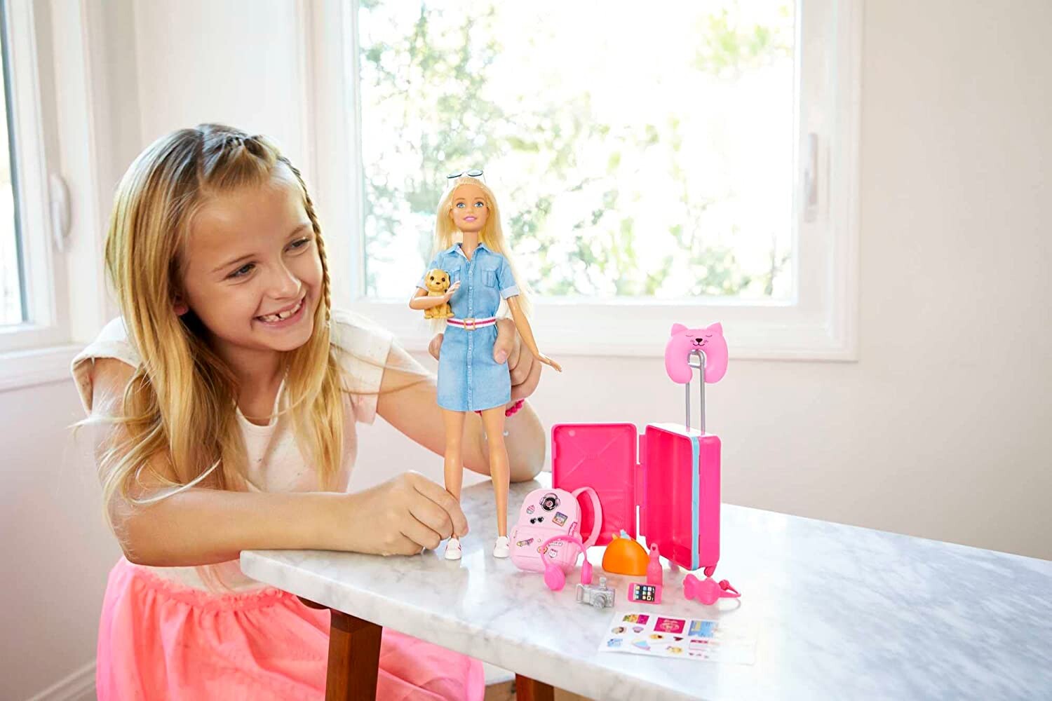 Coffret poupée Barbie Voyage avec chiot, valise et plus de 10 accessoires 